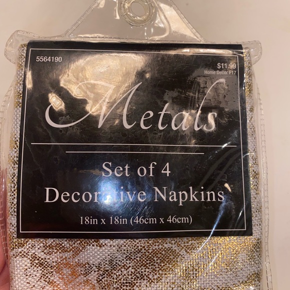 3 Packages Of 4 Each Linen and Gold Fabric Dinner Napkins - Picture 5 of 7